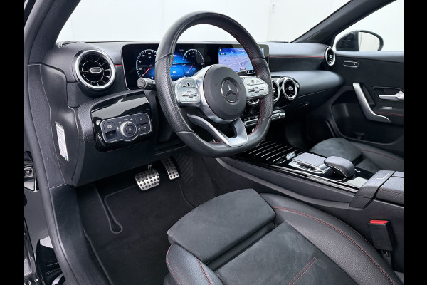 Mercedes-Benz A-Klasse 250e AMG // Panoramadak // Distronic // Carplay // 18" // Nightpakket // All Season Banden // Widescreen