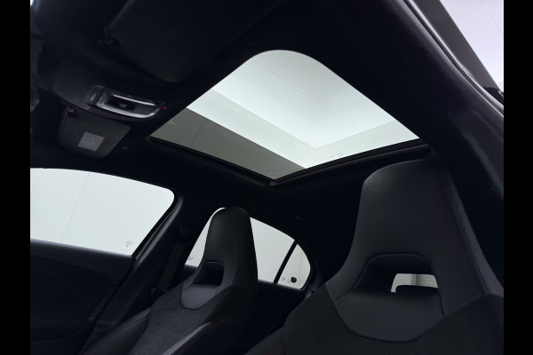Mercedes-Benz A-Klasse 250e AMG // Panoramadak // Distronic // Carplay // 18" // Nightpakket // All Season Banden // Widescreen