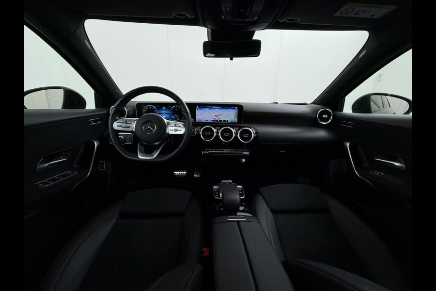 Mercedes-Benz A-Klasse 250e AMG // Panoramadak // Distronic // Carplay // 18" // Nightpakket // All Season Banden // Widescreen
