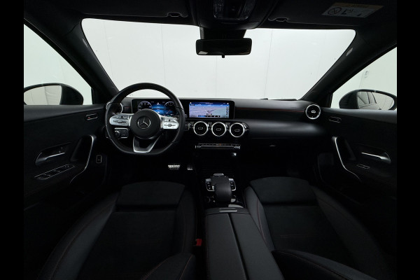 Mercedes-Benz A-Klasse 250e AMG // Panoramadak // Distronic // Carplay // 18" // Nightpakket // All Season Banden // Widescreen