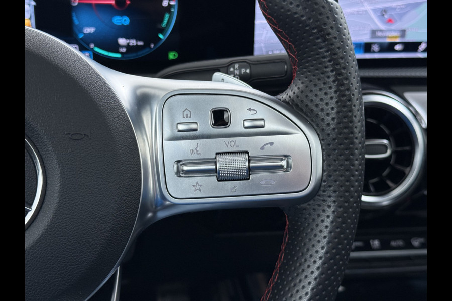 Mercedes-Benz A-Klasse 250e AMG // Panoramadak // Distronic // Carplay // 18" // Nightpakket // All Season Banden // Widescreen