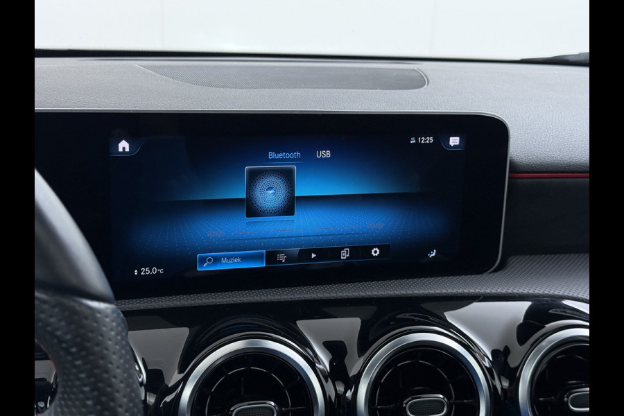 Mercedes-Benz A-Klasse 250e AMG // Panoramadak // Distronic // Carplay // 18" // Nightpakket // All Season Banden // Widescreen