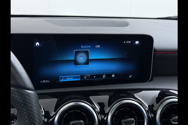 Mercedes-Benz A-Klasse 250e AMG // Panoramadak // Distronic // Carplay // 18" // Nightpakket // All Season Banden // Widescreen