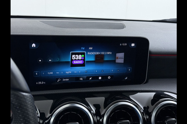 Mercedes-Benz A-Klasse 250e AMG // Panoramadak // Distronic // Carplay // 18" // Nightpakket // All Season Banden // Widescreen