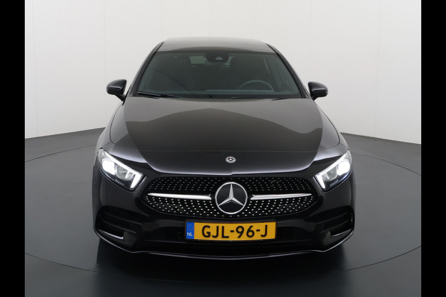Mercedes-Benz A-Klasse 250e AMG // Panoramadak // Distronic // Carplay // 18" // Nightpakket // All Season Banden // Widescreen