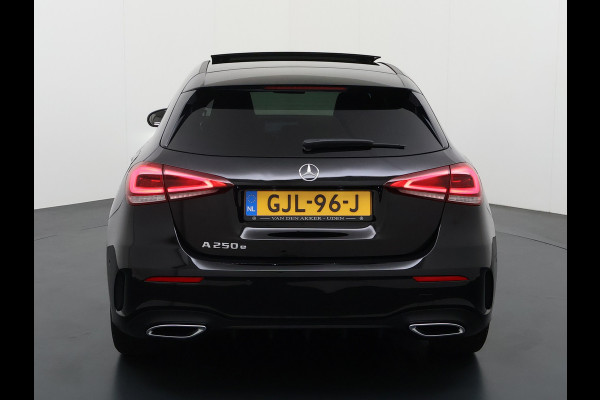 Mercedes-Benz A-Klasse 250e AMG // Panoramadak // Distronic // Carplay // 18" // Nightpakket // All Season Banden // Widescreen