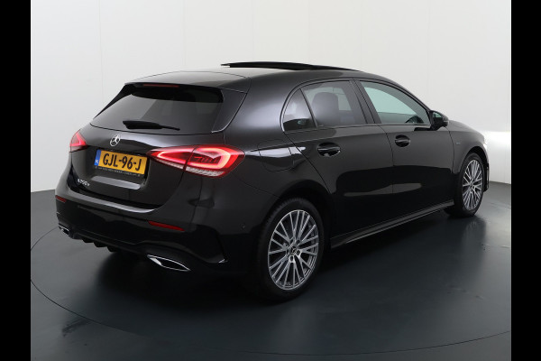 Mercedes-Benz A-Klasse 250e AMG // Panoramadak // Distronic // Carplay // 18" // Nightpakket // All Season Banden // Widescreen