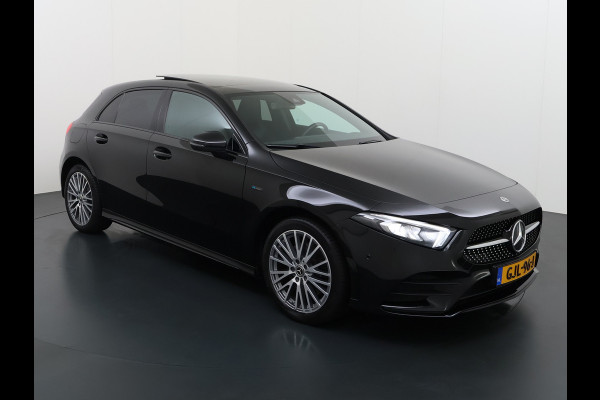Mercedes-Benz A-Klasse 250e AMG // Panoramadak // Distronic // Carplay // 18" // Nightpakket // All Season Banden // Widescreen