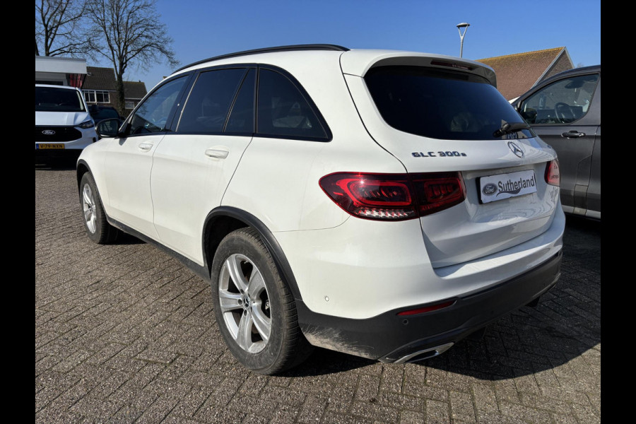 Mercedes-Benz GLC 300e 4MATIC AMG Line PHEV 320pk | Trekhaak | Panoramadak | 2 bandensets | Leder | Adaptive cruise control | Camera