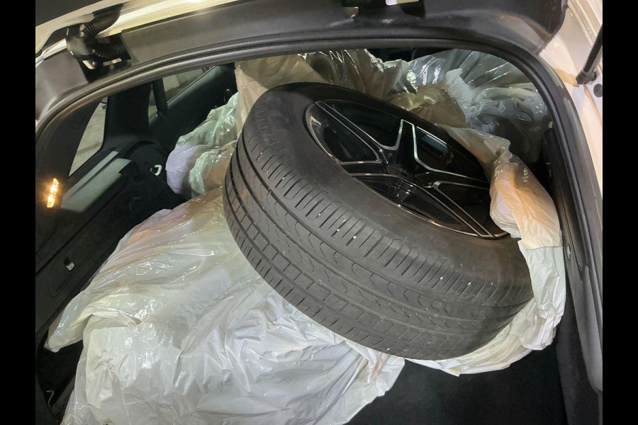 Mercedes-Benz GLC 300e 4MATIC AMG Line PHEV 320pk | Trekhaak | Panoramadak | 2 bandensets | Leder | Adaptive cruise control | Camera