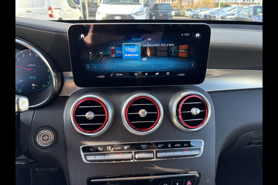 Mercedes-Benz GLC 300e 4MATIC AMG Line PHEV 320pk | Trekhaak | Panoramadak | 2 bandensets | Leder | Adaptive cruise control | Camera