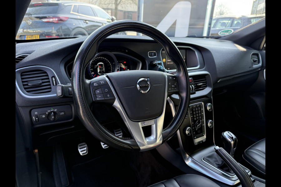 Volvo V40 BWJ 2018 | 2.0 D3 150PK R-DESIGN | TREKHAAK | PANO DAK | LEER | CAMERA A | CLIMA | NAVI | STOELVERW | PREMIUM AUDIO