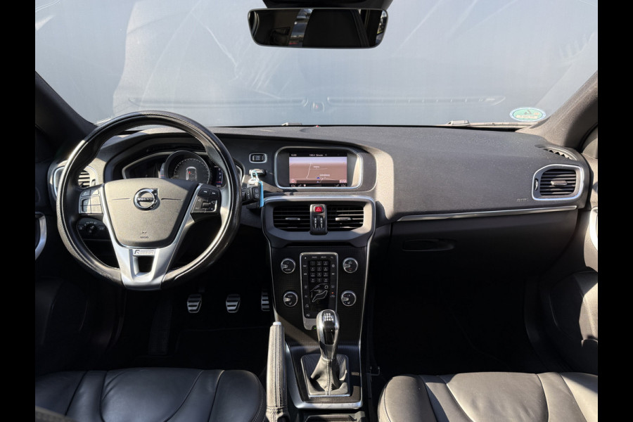 Volvo V40 BWJ 2018 | 2.0 D3 150PK R-DESIGN | TREKHAAK | PANO DAK | LEER | CAMERA A | CLIMA | NAVI | STOELVERW | PREMIUM AUDIO