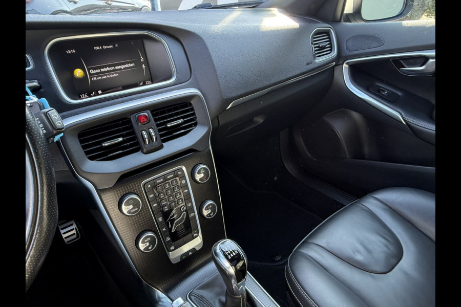 Volvo V40 BWJ 2018 | 2.0 D3 150PK R-DESIGN | TREKHAAK | PANO DAK | LEER | CAMERA A | CLIMA | NAVI | STOELVERW | PREMIUM AUDIO