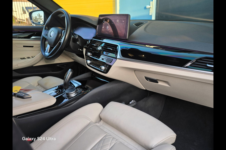 BMW 5 Serie Touring 520i Business Edition Plus / NAP / Aut / Camera / Memory / Leder / Navi / Led / Pdc / Allu Velgen