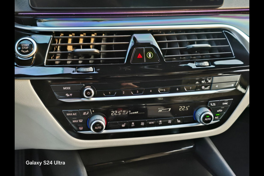 BMW 5 Serie Touring 520i Business Edition Plus / NAP / Aut / Camera / Memory / Leder / Navi / Led / Pdc / Allu Velgen
