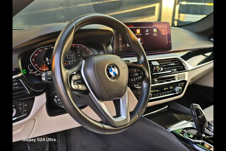 BMW 5 Serie Touring 520i Business Edition Plus / NAP / Aut / Camera / Memory / Leder / Navi / Led / Pdc / Allu Velgen