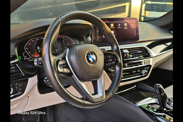 BMW 5 Serie Touring 520i Business Edition Plus / NAP / Aut / Camera / Memory / Leder / Navi / Led / Pdc / Allu Velgen