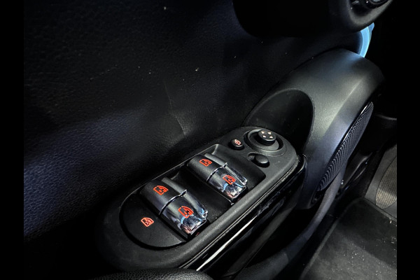 MINI Mini 1.5 Cooper Yours 5-DRS DCT-7 Aut. 136pk Panoramadak Sportstoelen Navi Carplay PDC Achter+Camera Full LED Armsteun Cruise Control Stoelverwarming