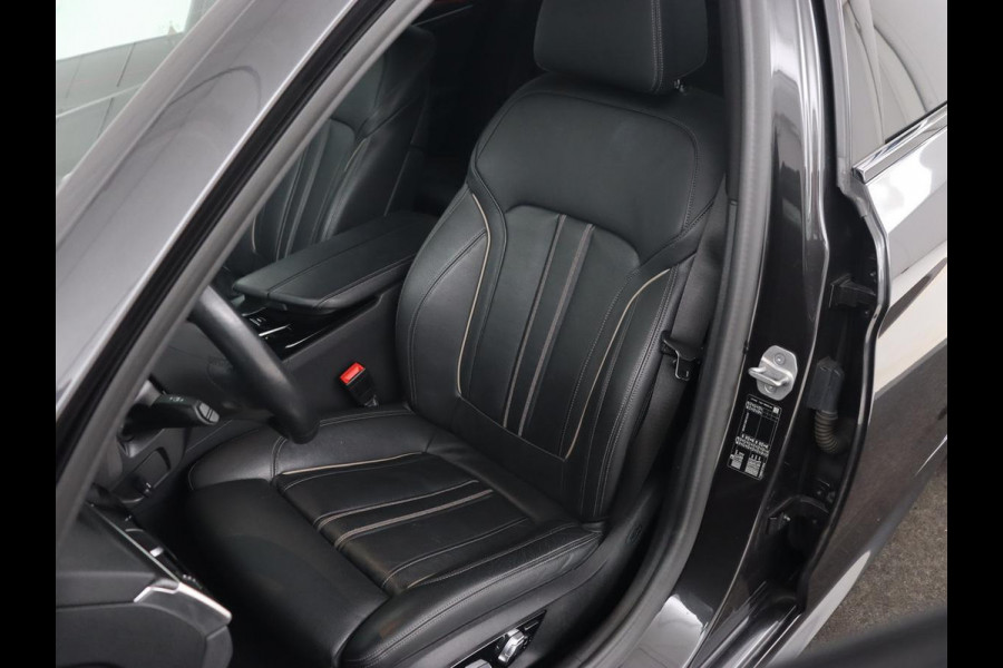 BMW 5 Serie 520i M Sport | Leder | Stoelverwarming | Carplay | 19'' | Sportstoelen | Live Cockpit | Navigatie | Parkeerhulp | Adaptief LED | Memory | Keyless start