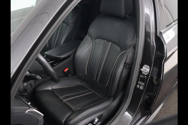 BMW 5 Serie 520i M Sport | Leder | Stoelverwarming | Carplay | 19'' | Sportstoelen | Live Cockpit | Navigatie | Parkeerhulp | Adaptief LED | Memory | Keyless start