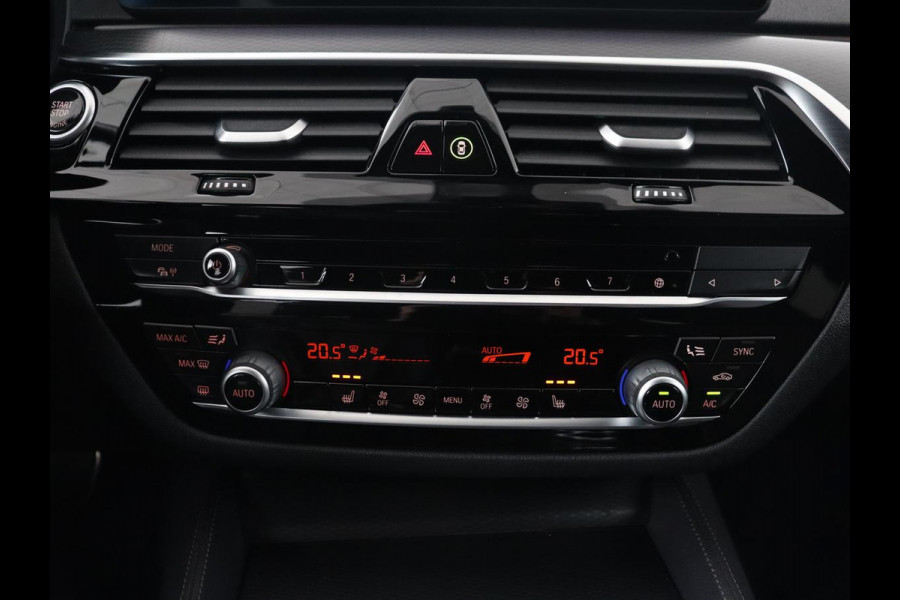 BMW 5 Serie 520i M Sport | Leder | Stoelverwarming | Carplay | 19'' | Sportstoelen | Live Cockpit | Navigatie | Parkeerhulp | Adaptief LED | Memory | Keyless start