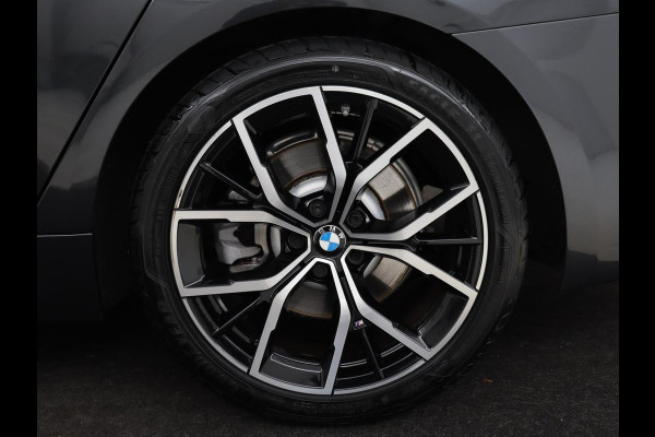 BMW 5 Serie 520i M Sport | Leder | Stoelverwarming | Carplay | 19'' | Sportstoelen | Live Cockpit | Navigatie | Parkeerhulp | Adaptief LED | Memory | Keyless start