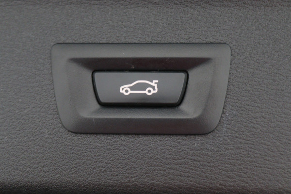 BMW X1 sDrive18i High Executive M Sport Leer, ACC, Camera, Trekhaak, Navigatie, PDC, 18"