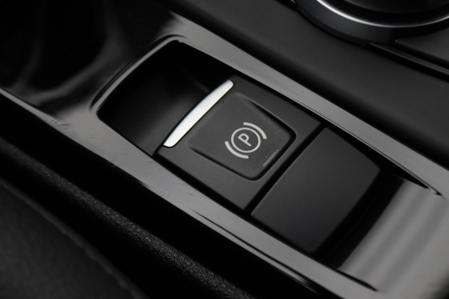 BMW X1 sDrive18i High Executive M Sport Leer, ACC, Camera, Trekhaak, Navigatie, PDC, 18"