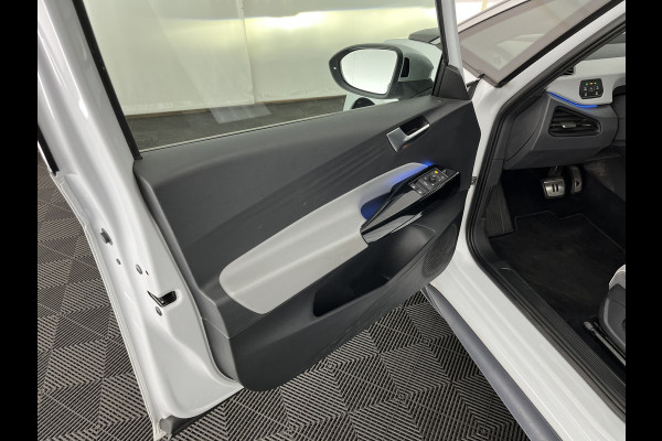 Volkswagen ID.3 First Max 58 kWh [ 3-Fase-11kW ] {SOH-89%} (INCL-BTW) *HEATPUMP | PANO | HEAD-UP | ADAPTIVE-CRUISE | IQ-LIGHTS | BLINDSPOT | CAMERA | KEYLESS | MICROFIBRE | AMBIENTLIGHT | NAVI-FULLMAP | DAB+ | ECC | HEATED-SPORTSEATS | DIGI-COCKPIT |