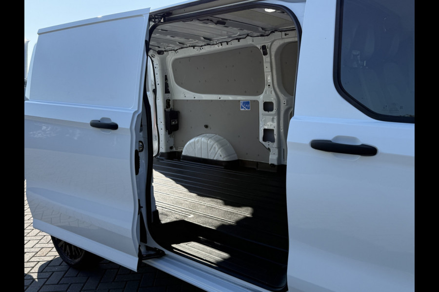 Ford Transit Custom 2.0 TDCI 136 PK TREND / L2H1 / 19" LMV / LED / 43.940 KM !! / 2.740 KG AHG / CAMERA / CRUISE / 3 ZITS / AIRCO / CARPLAY
