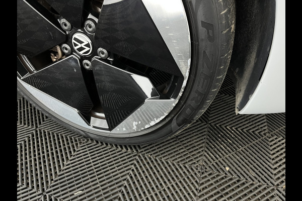 Volkswagen ID.3 First Max 58 kWh [ 3-Fase-11kW ] {SOH-89%} (INCL-BTW) *HEATPUMP | PANO | HEAD-UP | ADAPTIVE-CRUISE | IQ-LIGHTS | BLINDSPOT | CAMERA | KEYLESS | MICROFIBRE | AMBIENTLIGHT | NAVI-FULLMAP | DAB+ | ECC | HEATED-SPORTSEATS | DIGI-COCKPIT |