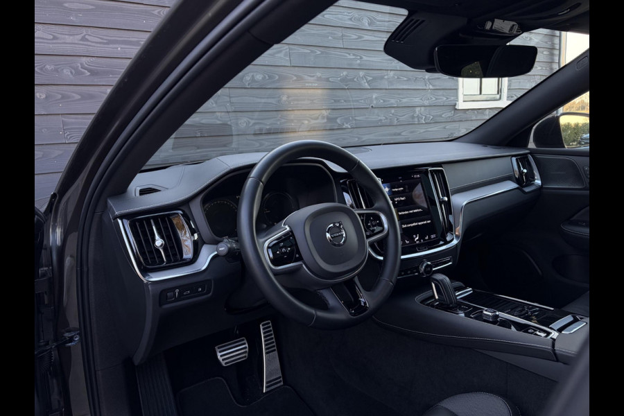 Volvo V60 2.0 T8 Recharge AWD R-Design - Pano l Mem. l HUD l Trekhaak l H/K