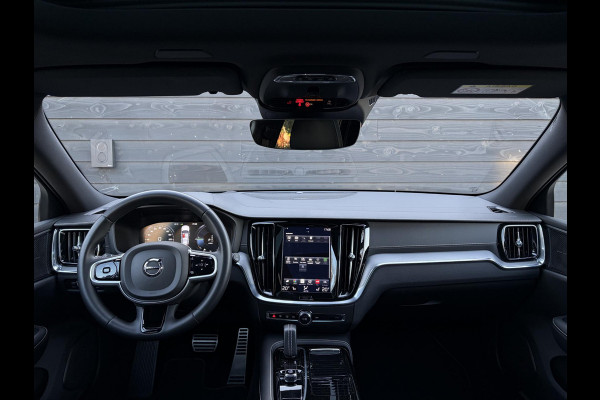 Volvo V60 2.0 T8 Recharge AWD R-Design - Pano l Mem. l HUD l Trekhaak l H/K