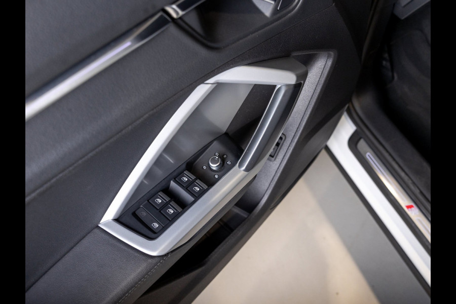 Audi Q3 35 TFSI 2x S-Line / 150pk / Achteruitrij camera / Stoelverwarming / Dodehoek assistent /