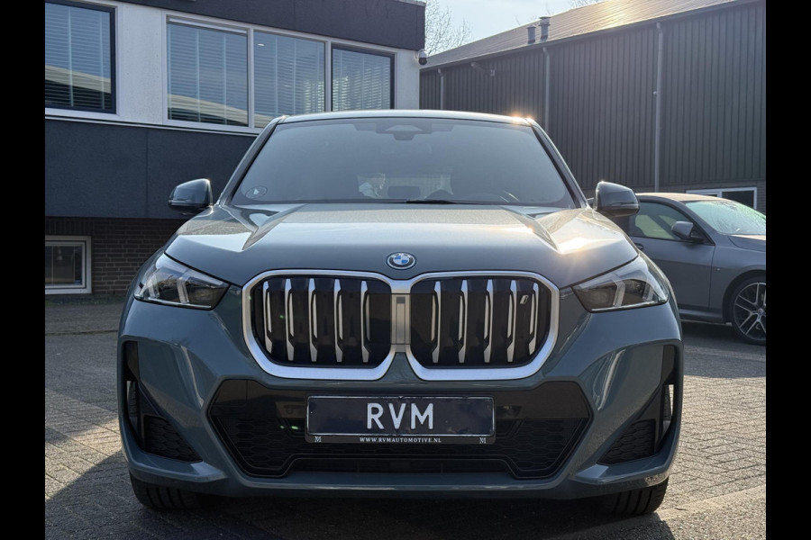 BMW iX1 xDrive30 67 kWh VAN € 41.900,- VOOR € 38.440,- UW LENTEVOORDEEL: € 3.460,-!| M-SPORT| COMPLEET | SOH 99% | ELEK. ACHTERKLEP |STOELVERWARMING| ACHTERUITRIJCAMERA| COMFORT ACCESS| APPLE CARPLAY/ ANDROID AUTO|