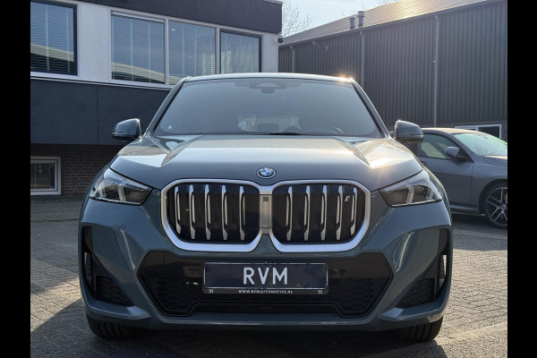 BMW iX1 xDrive30 67 kWh VAN € 41.900,- VOOR € 38.440,- UW LENTEVOORDEEL: € 3.460,-!| M-SPORT| COMPLEET | SOH 99% | ELEK. ACHTERKLEP |STOELVERWARMING| ACHTERUITRIJCAMERA| COMFORT ACCESS| APPLE CARPLAY/ ANDROID AUTO|