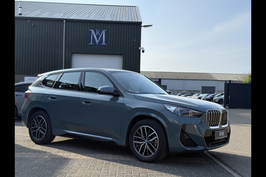 BMW iX1 xDrive30 67 kWh VAN € 41.900,- VOOR € 38.440,- UW LENTEVOORDEEL: € 3.460,-!| M-SPORT| COMPLEET | SOH 99% | ELEK. ACHTERKLEP |STOELVERWARMING| ACHTERUITRIJCAMERA| COMFORT ACCESS| APPLE CARPLAY/ ANDROID AUTO|