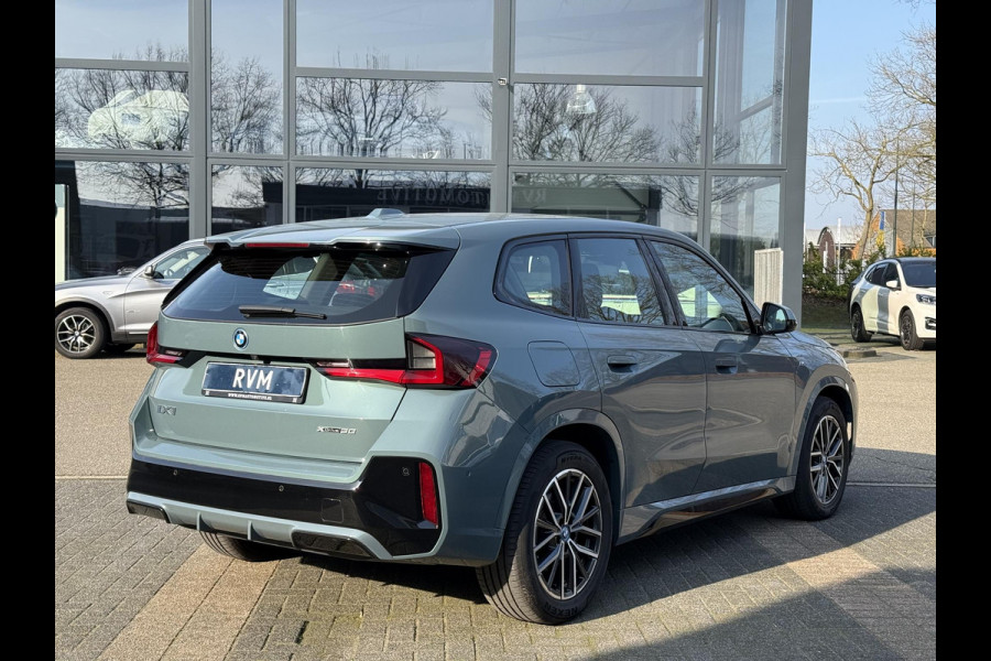BMW iX1 xDrive30 67 kWh VAN € 41.900,- VOOR € 38.440,- UW LENTEVOORDEEL: € 3.460,-!| M-SPORT| COMPLEET | SOH 99% | ELEK. ACHTERKLEP |STOELVERWARMING| ACHTERUITRIJCAMERA| COMFORT ACCESS| APPLE CARPLAY/ ANDROID AUTO|