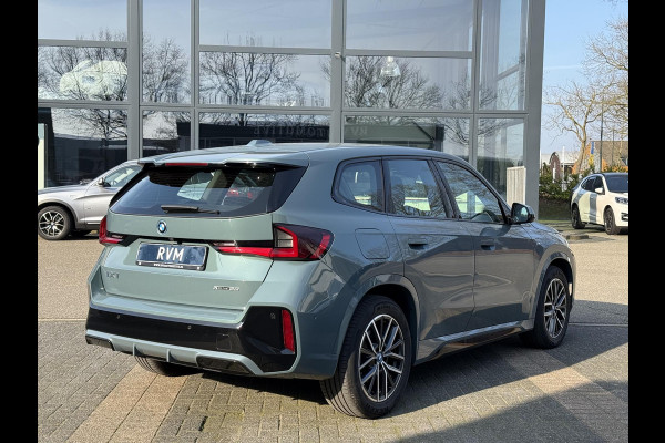 BMW iX1 xDrive30 67 kWh VAN € 41.900,- VOOR € 38.440,- UW LENTEVOORDEEL: € 3.460,-!| M-SPORT| COMPLEET | SOH 99% | ELEK. ACHTERKLEP |STOELVERWARMING| ACHTERUITRIJCAMERA| COMFORT ACCESS| APPLE CARPLAY/ ANDROID AUTO|