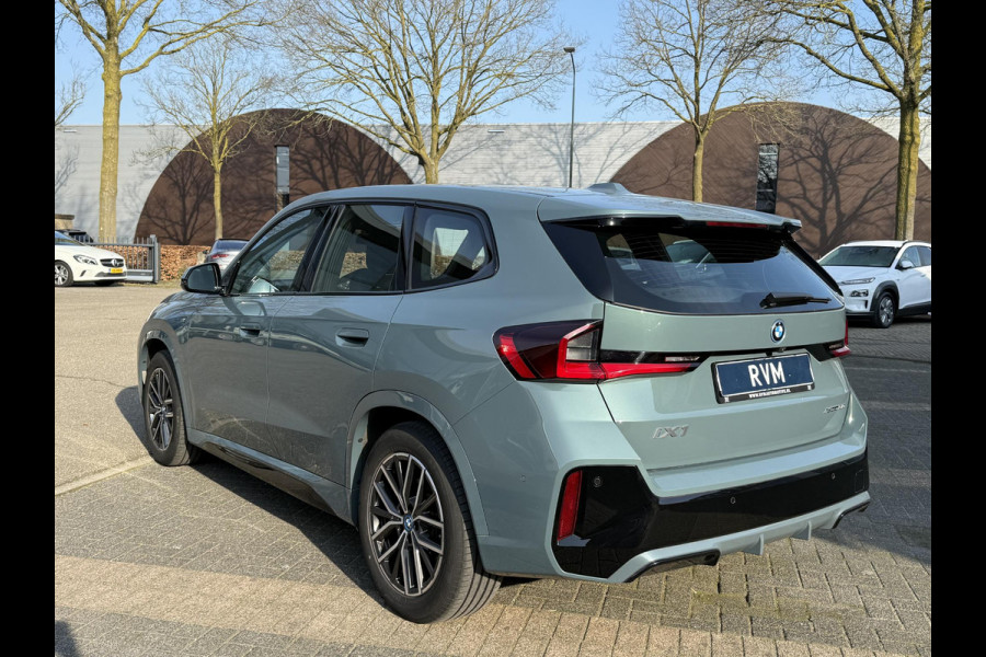 BMW iX1 xDrive30 67 kWh VAN € 41.900,- VOOR € 38.440,- UW LENTEVOORDEEL: € 3.460,-!| M-SPORT| COMPLEET | SOH 99% | ELEK. ACHTERKLEP |STOELVERWARMING| ACHTERUITRIJCAMERA| COMFORT ACCESS| APPLE CARPLAY/ ANDROID AUTO|