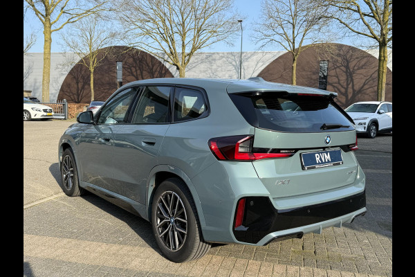 BMW iX1 xDrive30 67 kWh VAN € 41.900,- VOOR € 38.440,- UW LENTEVOORDEEL: € 3.460,-!| M-SPORT| COMPLEET | SOH 99% | ELEK. ACHTERKLEP |STOELVERWARMING| ACHTERUITRIJCAMERA| COMFORT ACCESS| APPLE CARPLAY/ ANDROID AUTO|