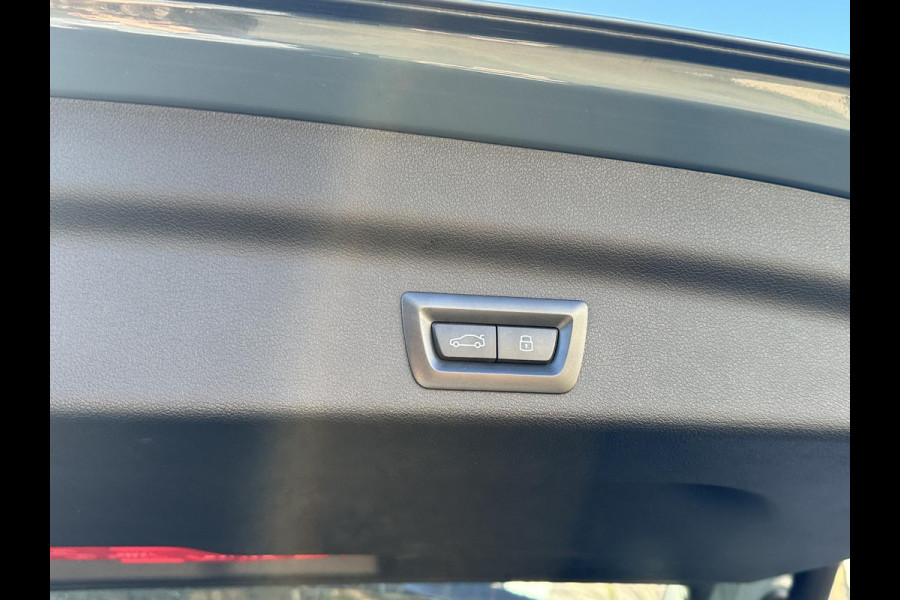 BMW iX1 xDrive30 67 kWh VAN € 41.900,- VOOR € 38.440,- UW LENTEVOORDEEL: € 3.460,-!| M-SPORT| COMPLEET | SOH 99% | ELEK. ACHTERKLEP |STOELVERWARMING| ACHTERUITRIJCAMERA| COMFORT ACCESS| APPLE CARPLAY/ ANDROID AUTO|