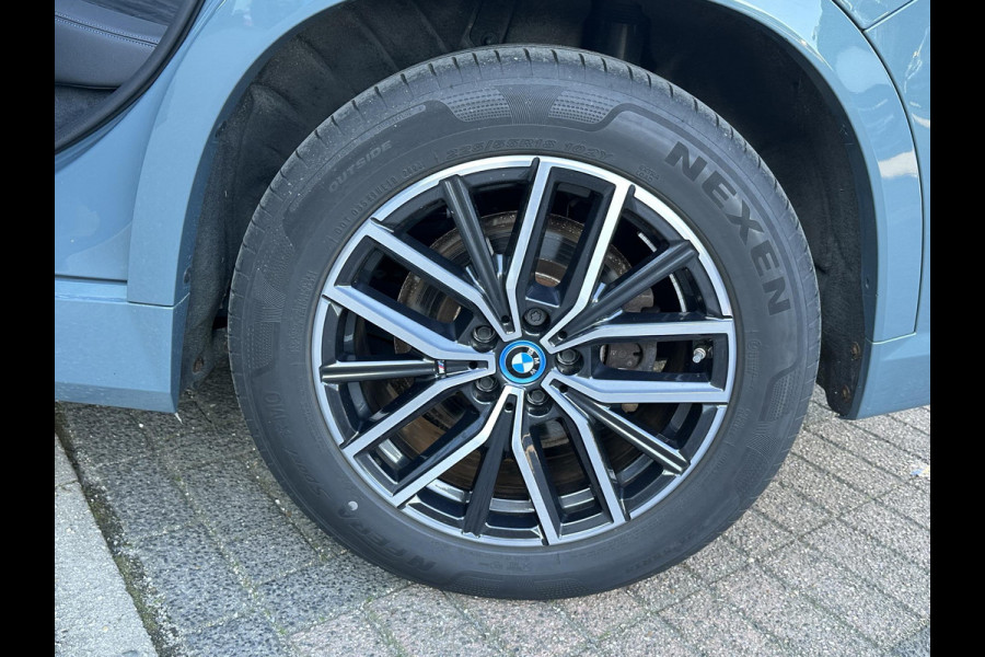 BMW iX1 xDrive30 67 kWh VAN € 41.900,- VOOR € 38.440,- UW LENTEVOORDEEL: € 3.460,-!| M-SPORT| COMPLEET | SOH 99% | ELEK. ACHTERKLEP |STOELVERWARMING| ACHTERUITRIJCAMERA| COMFORT ACCESS| APPLE CARPLAY/ ANDROID AUTO|