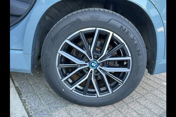 BMW iX1 xDrive30 67 kWh VAN € 41.900,- VOOR € 38.440,- UW LENTEVOORDEEL: € 3.460,-!| M-SPORT| COMPLEET | SOH 99% | ELEK. ACHTERKLEP |STOELVERWARMING| ACHTERUITRIJCAMERA| COMFORT ACCESS| APPLE CARPLAY/ ANDROID AUTO|