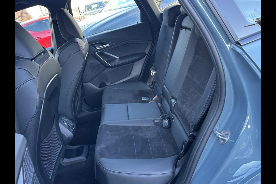 BMW iX1 xDrive30 67 kWh VAN € 41.900,- VOOR € 38.440,- UW LENTEVOORDEEL: € 3.460,-!| M-SPORT| COMPLEET | SOH 99% | ELEK. ACHTERKLEP |STOELVERWARMING| ACHTERUITRIJCAMERA| COMFORT ACCESS| APPLE CARPLAY/ ANDROID AUTO|