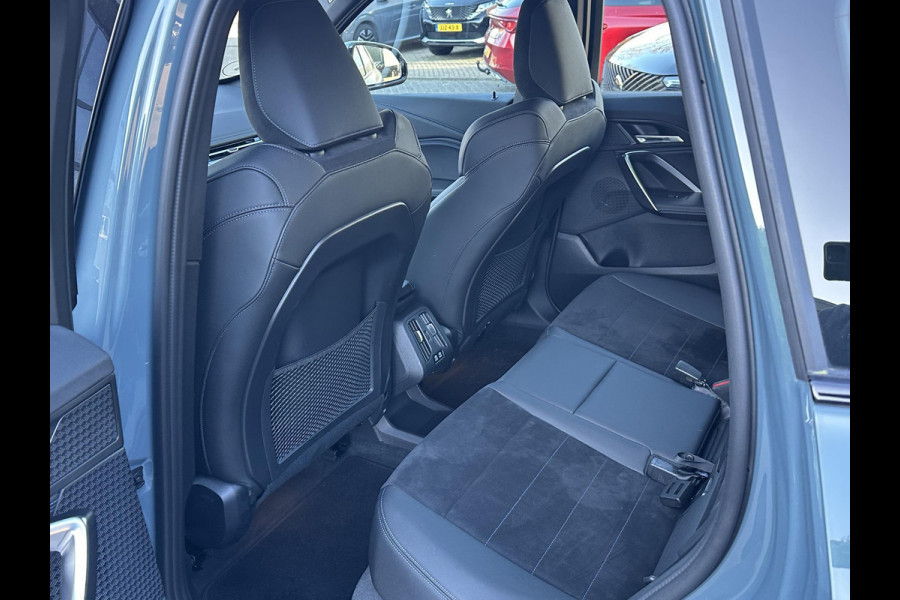 BMW iX1 xDrive30 67 kWh VAN € 41.900,- VOOR € 38.440,- UW LENTEVOORDEEL: € 3.460,-!| M-SPORT| COMPLEET | SOH 99% | ELEK. ACHTERKLEP |STOELVERWARMING| ACHTERUITRIJCAMERA| COMFORT ACCESS| APPLE CARPLAY/ ANDROID AUTO|