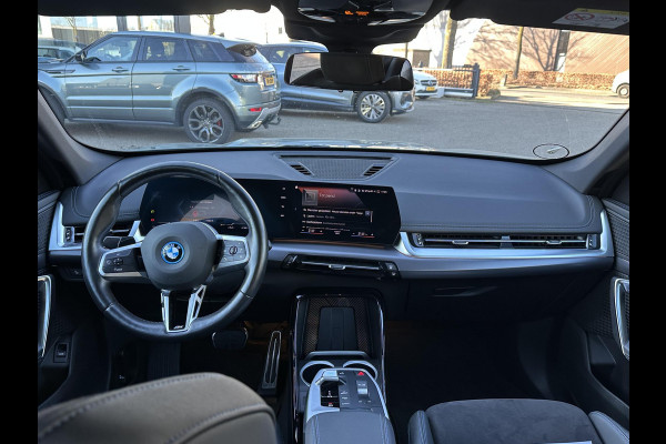 BMW iX1 xDrive30 67 kWh VAN € 41.900,- VOOR € 38.440,- UW LENTEVOORDEEL: € 3.460,-!| M-SPORT| COMPLEET | SOH 99% | ELEK. ACHTERKLEP |STOELVERWARMING| ACHTERUITRIJCAMERA| COMFORT ACCESS| APPLE CARPLAY/ ANDROID AUTO|