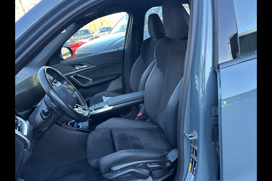 BMW iX1 xDrive30 67 kWh VAN € 41.900,- VOOR € 38.440,- UW LENTEVOORDEEL: € 3.460,-!| M-SPORT| COMPLEET | SOH 99% | ELEK. ACHTERKLEP |STOELVERWARMING| ACHTERUITRIJCAMERA| COMFORT ACCESS| APPLE CARPLAY/ ANDROID AUTO|