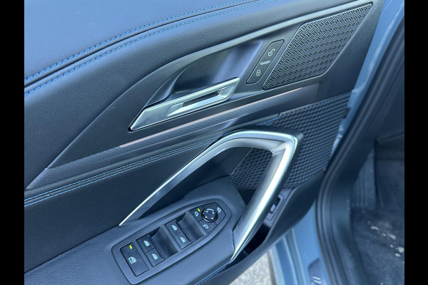 BMW iX1 xDrive30 67 kWh VAN € 41.900,- VOOR € 38.440,- UW LENTEVOORDEEL: € 3.460,-!| M-SPORT| COMPLEET | SOH 99% | ELEK. ACHTERKLEP |STOELVERWARMING| ACHTERUITRIJCAMERA| COMFORT ACCESS| APPLE CARPLAY/ ANDROID AUTO|